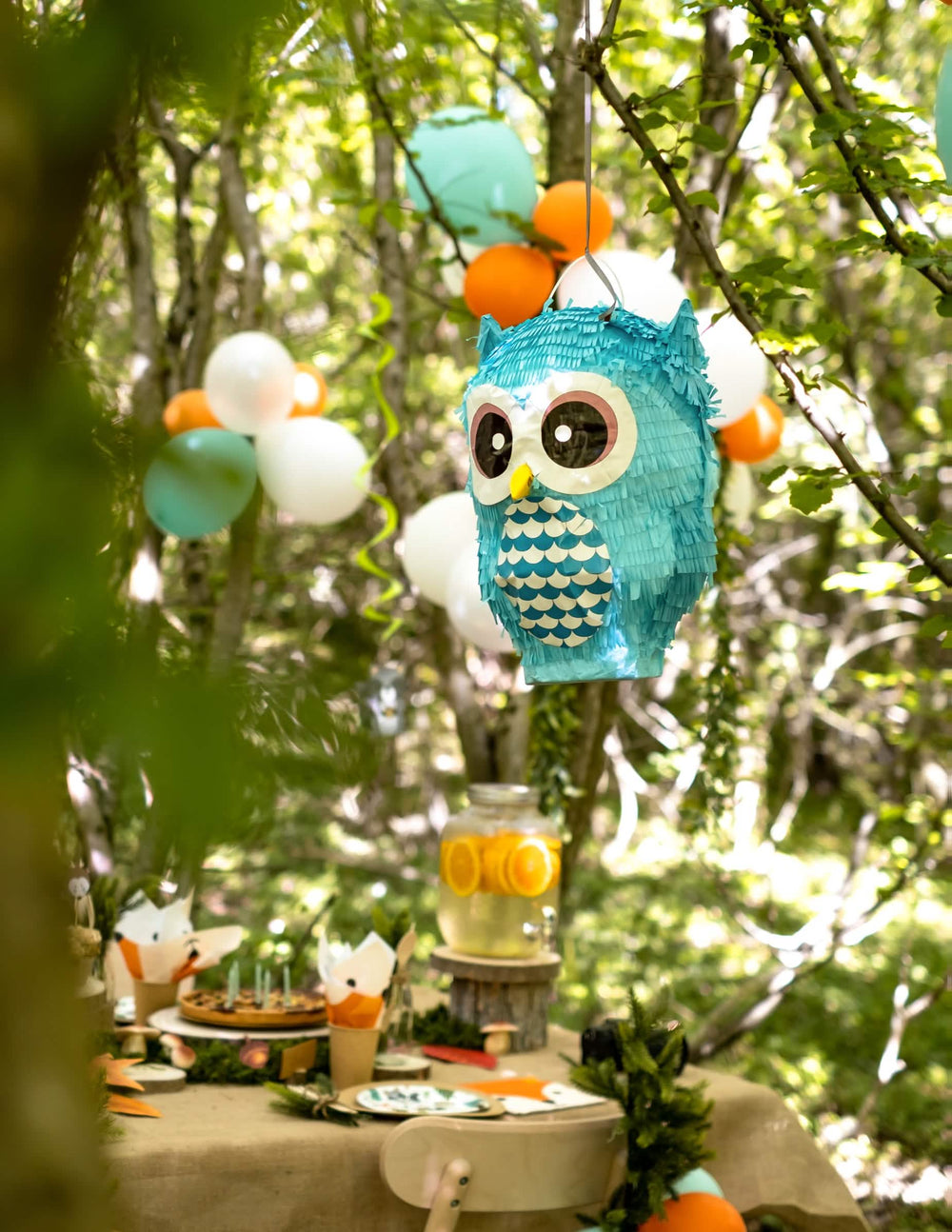 Závesná pinata sova zavesená na vetve stromu