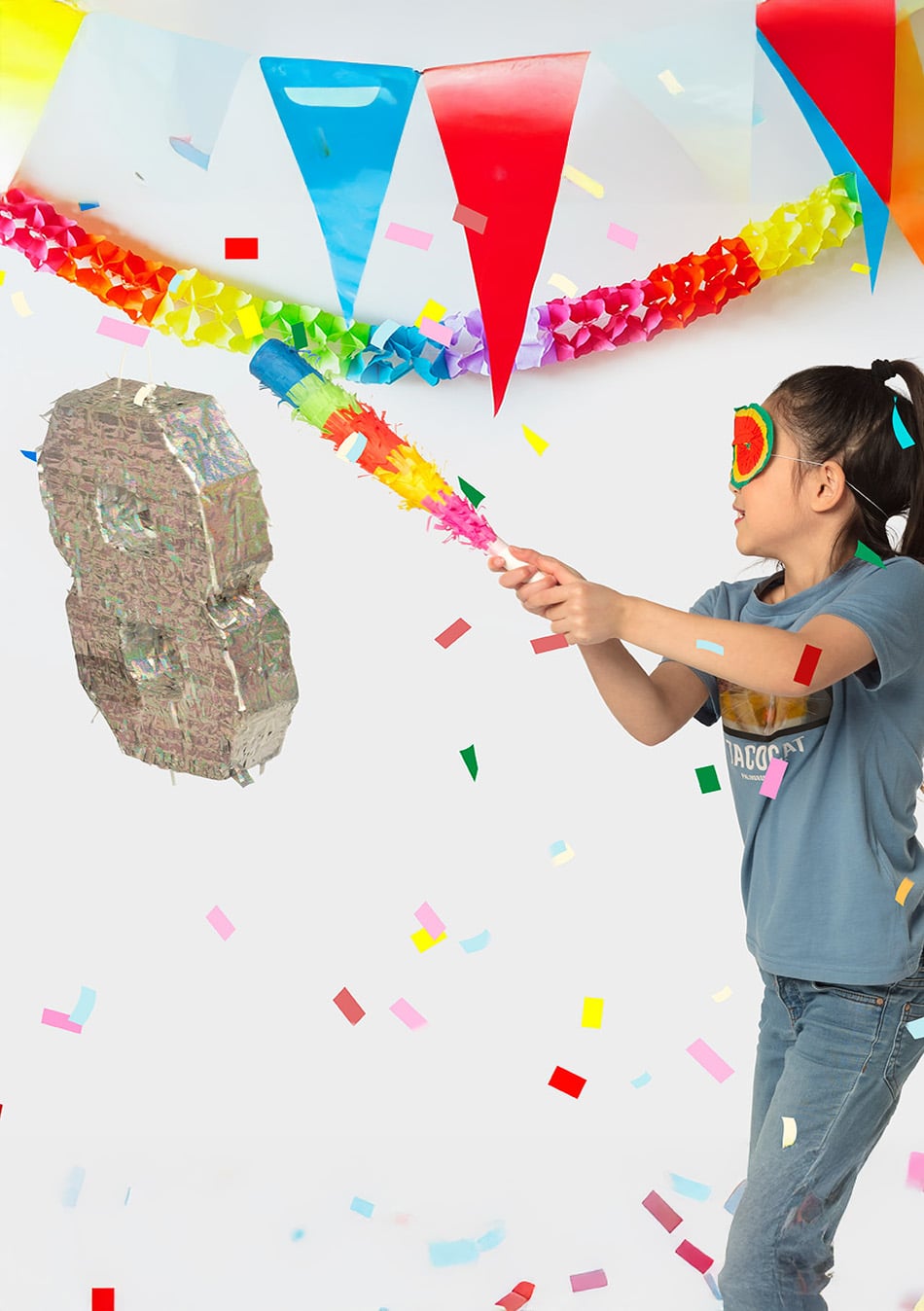 Mise en situation d'utilisation de la piñata chiffre 3 pour anniversaire holographique argent