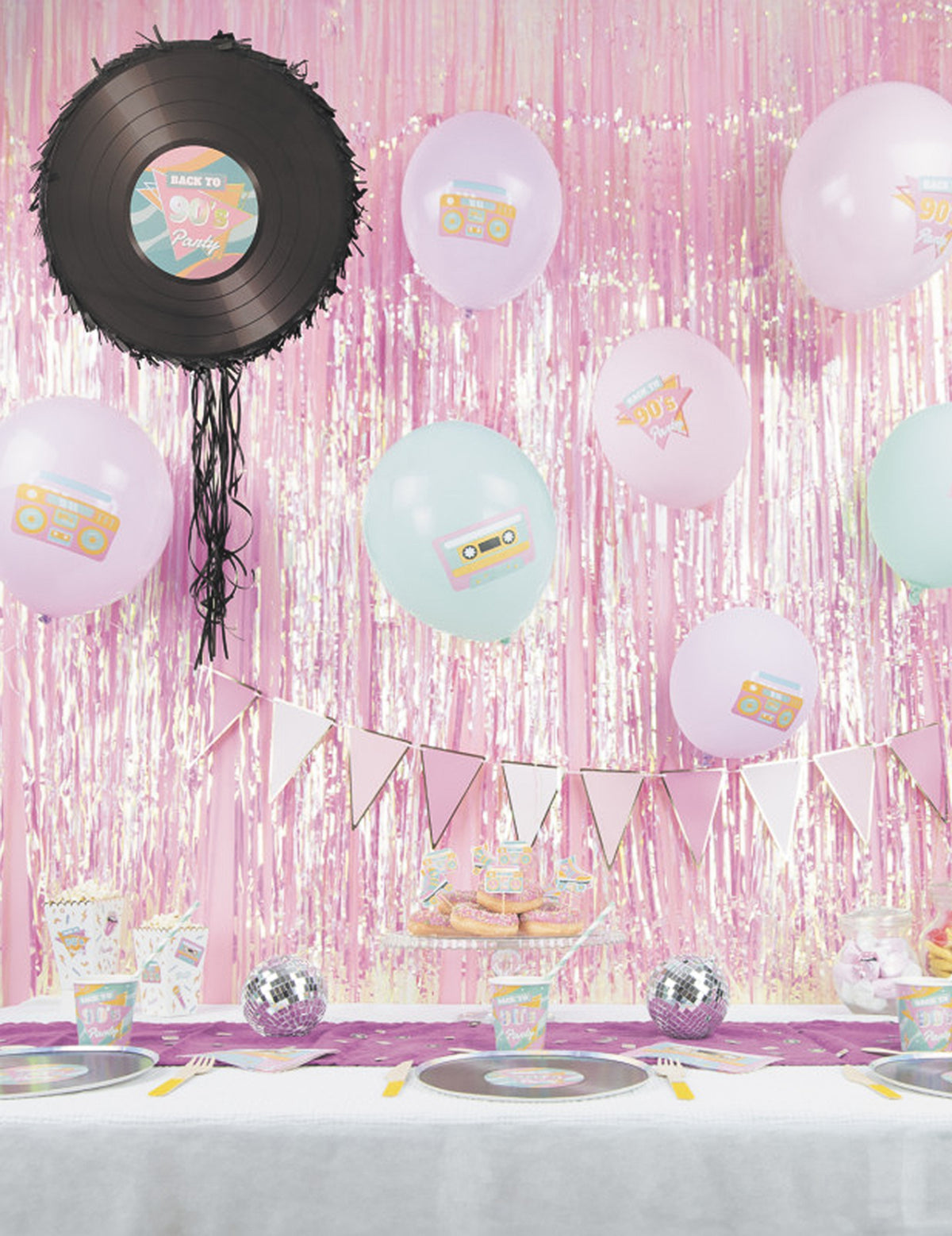 Mise en situation dans un décor de fête de la piñata vinyle années 90
