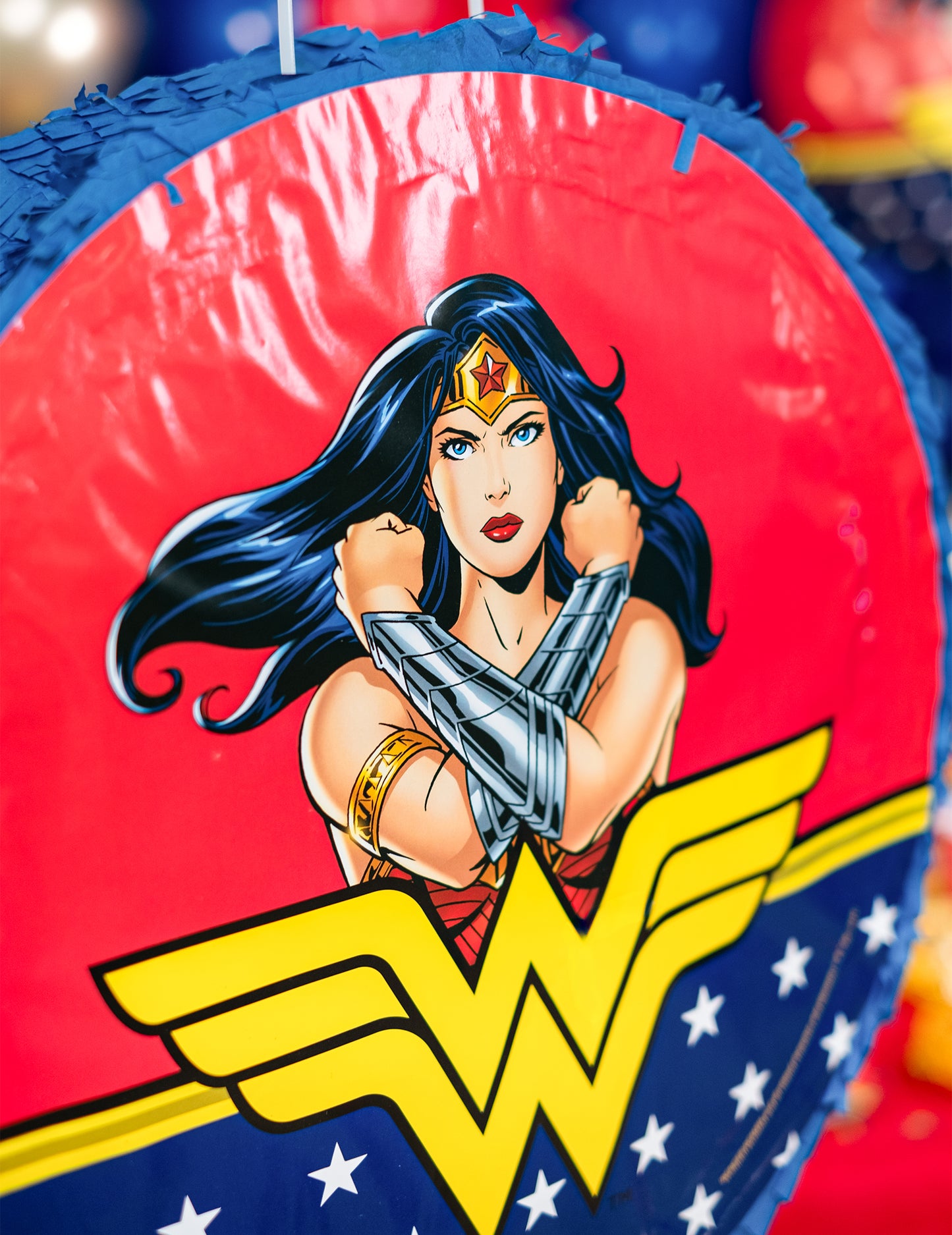 Piñata Wonder Woman pour enfant rouge et bleue avec logo jaune