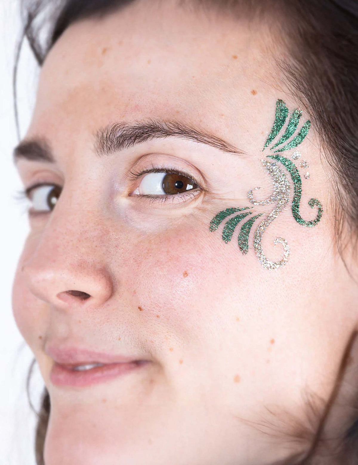 Rendu pailleté vert et argenté du pochoir de maquillage réutilisable arabesque