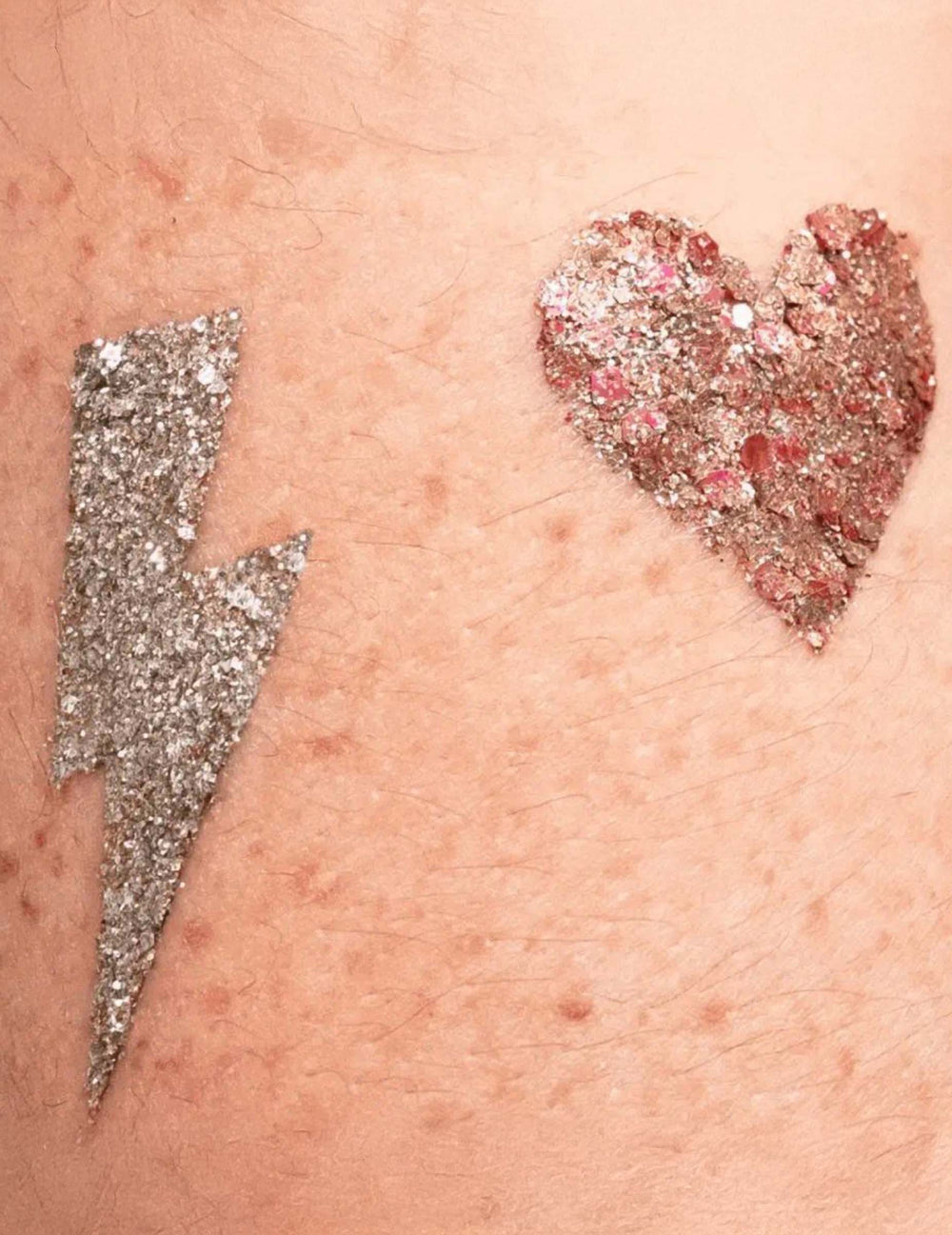 Rendu final sur la peau du pochoir de maquillage réutilisable éclairs et coeurs