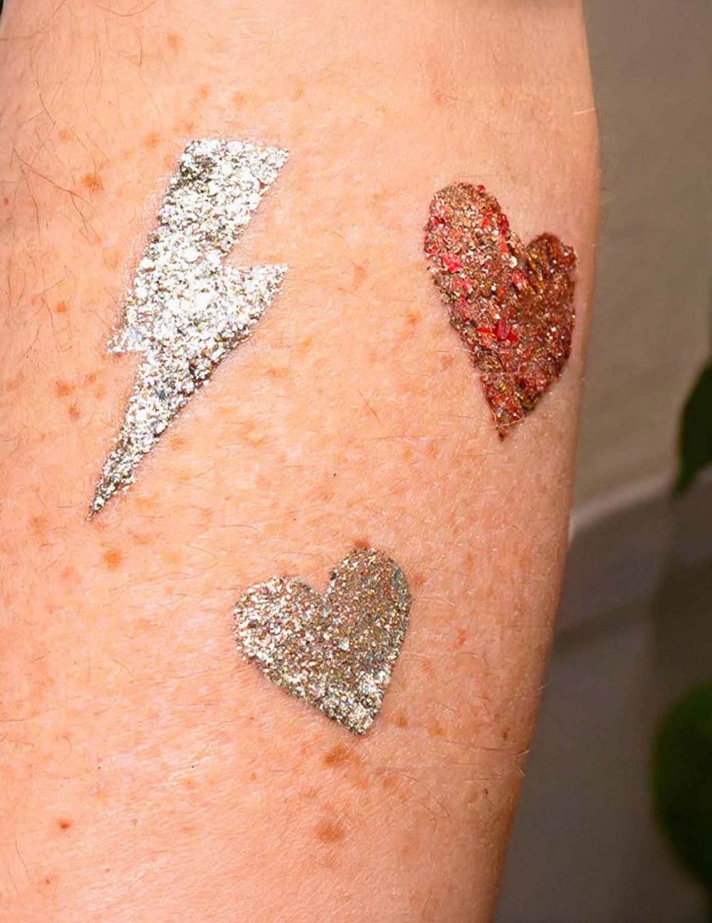 Détail du rendu sur la peau du pochoir de maquillage réutilisable éclairs et coeurs
