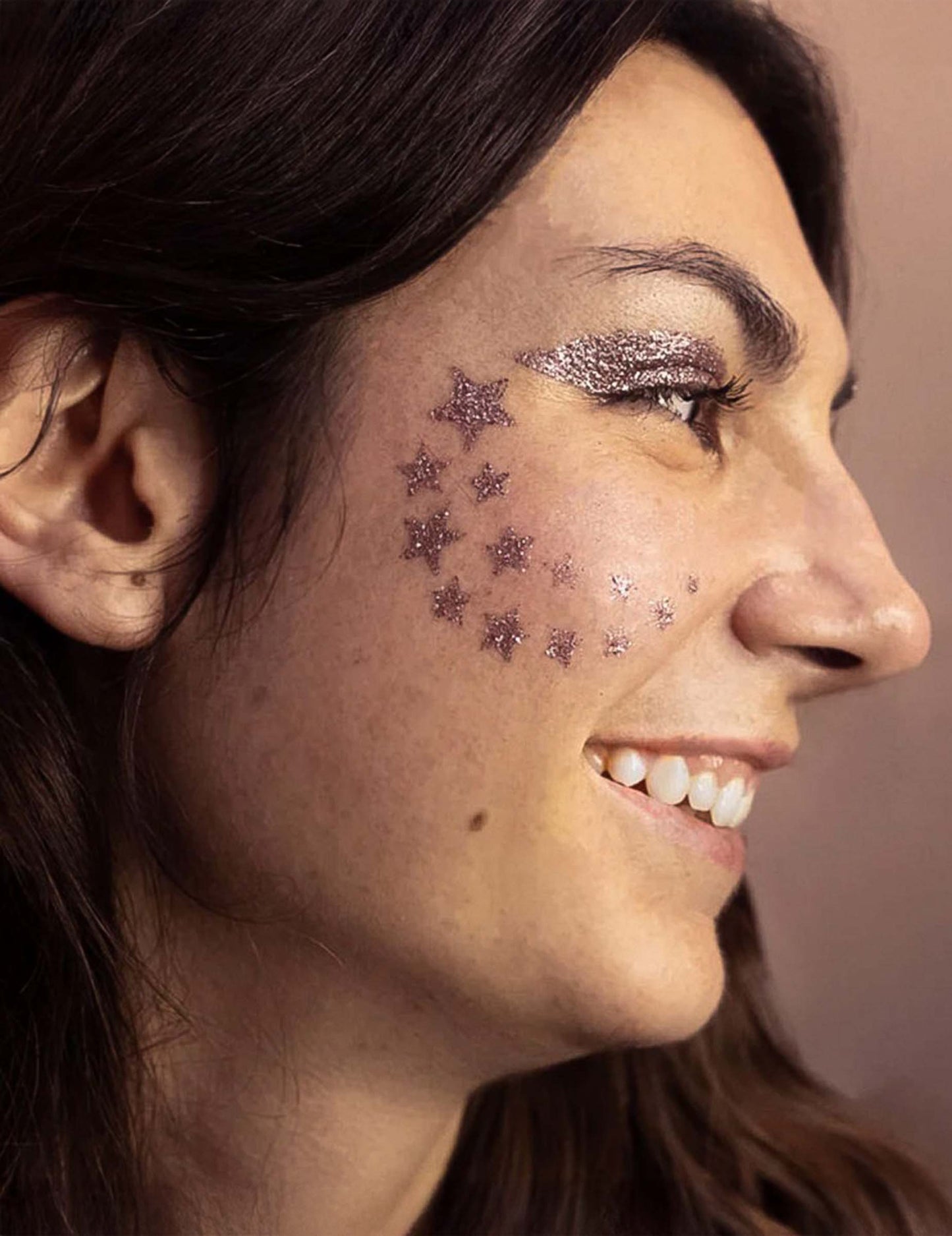 Opakovane použiteľná make -up šablón