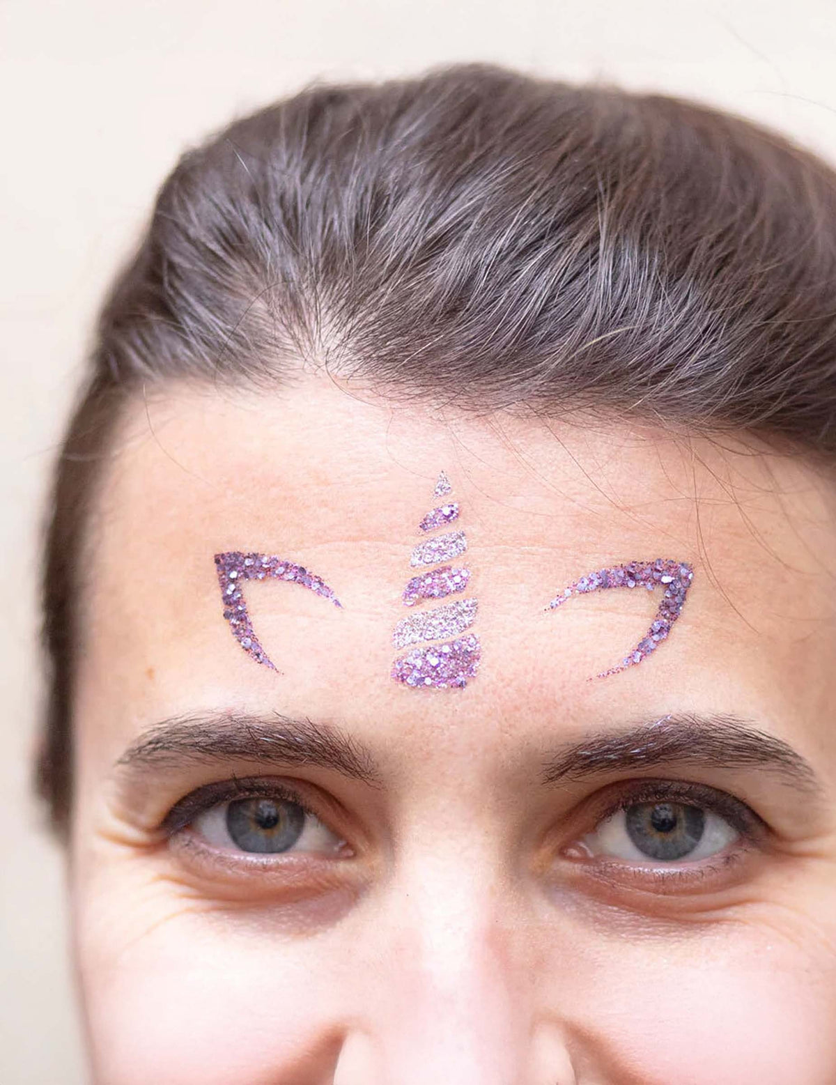 Rendu sur le visage du pochoir de maquillage réutilisable licorne