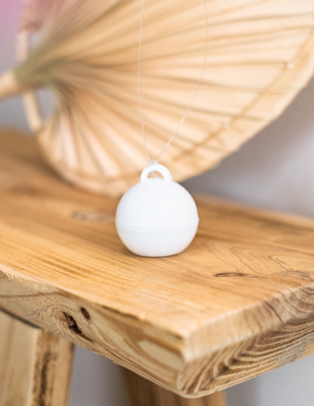 Détail du système d'attache du poids pour ballon hélium blanc