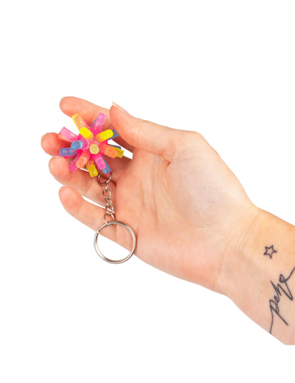 Svietiaca kľúčenka s hrotmi