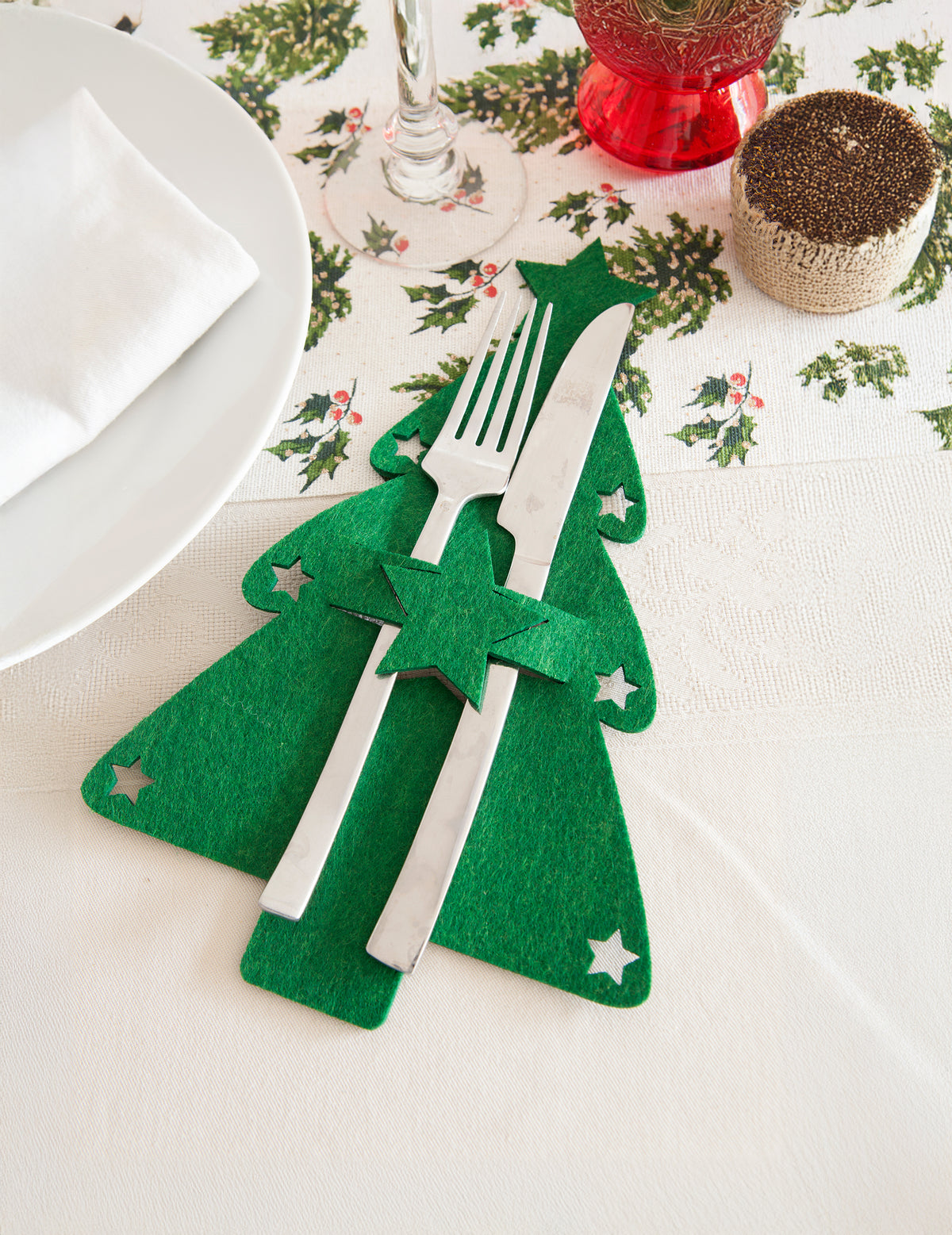 Mise en situation des couverts du porte-couverts sapin pour décoration de Noël