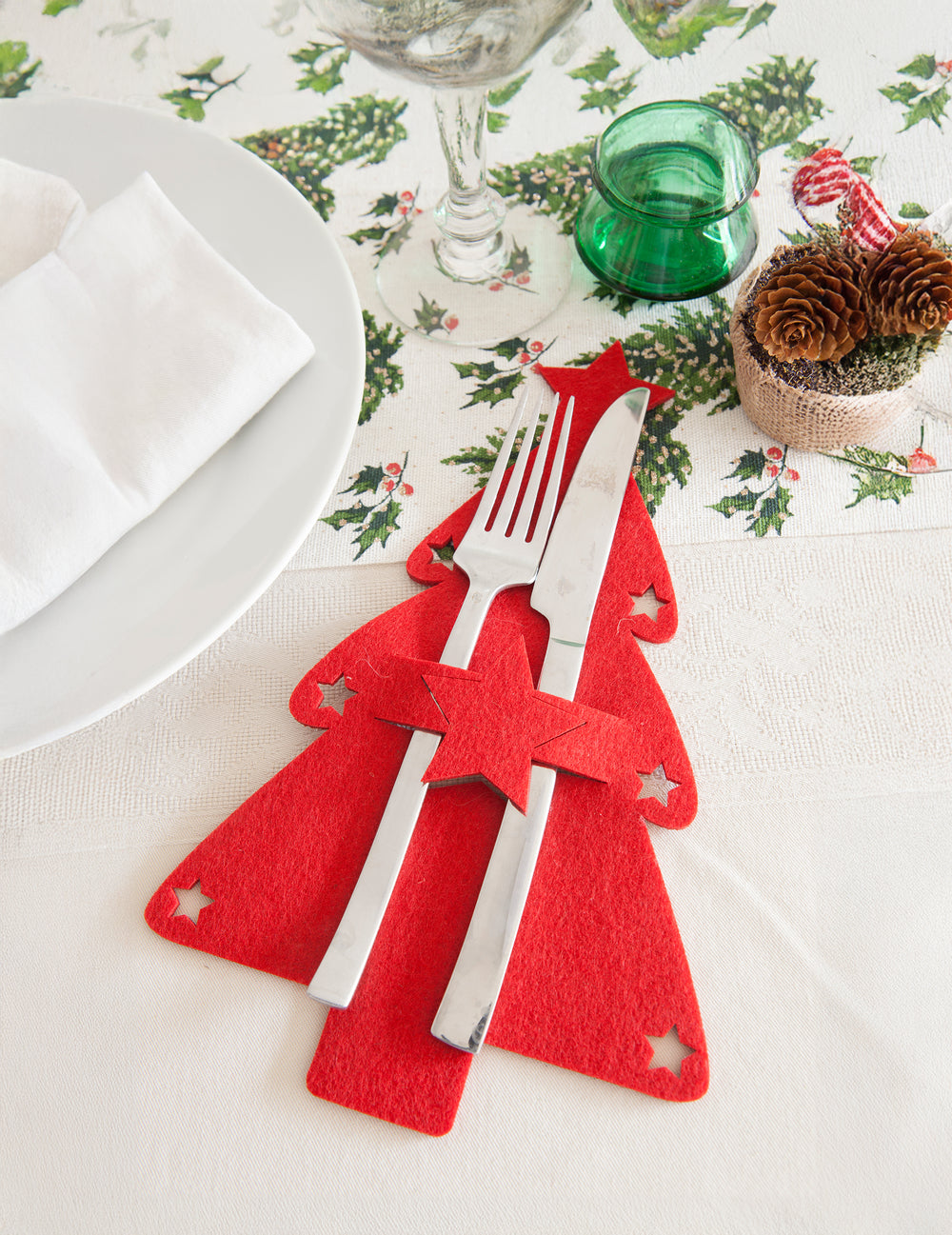 Gros plan sur les couverts du porte-couverts sapin pour décoration de Noël