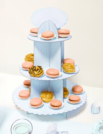 Mise en situation avec macarons du présentoir à cupcake en carton pour baby shower