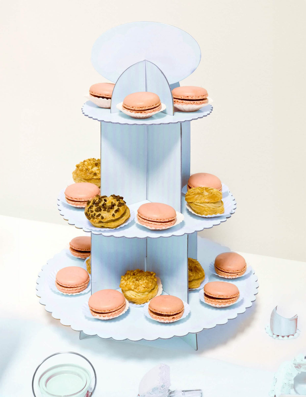 Umiestnenie s makrónkami z kartónového stojana na košíček na baby shower