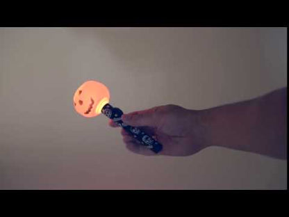 Oranžová tekvicová lampa zdobená Halloween