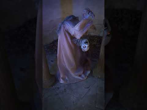 La Dame Maudite Animée 130 cm