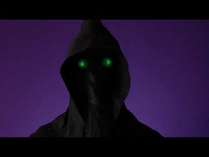 V plnej kapucni neviditeľnej tvárovej maske a dospelých zelených svetlo očí