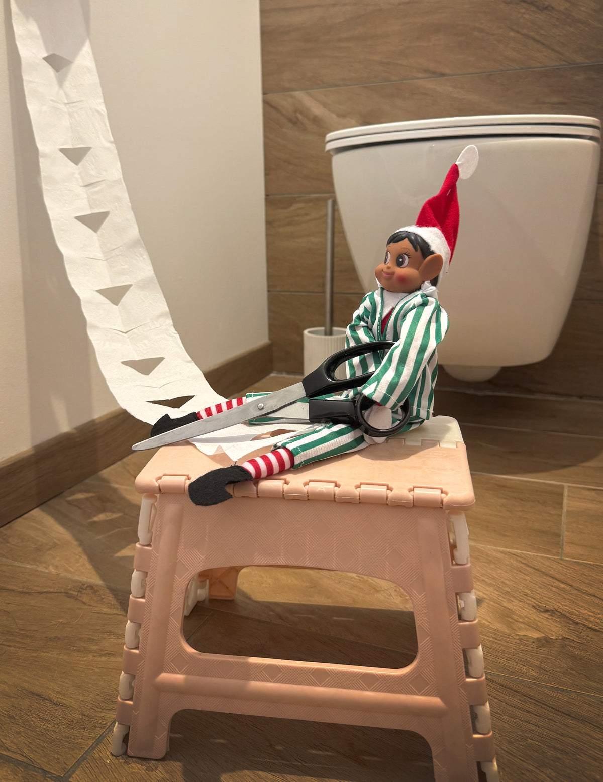 Mise en situation de farce avec papier toilette du pyjama lutin farceur pour poupée