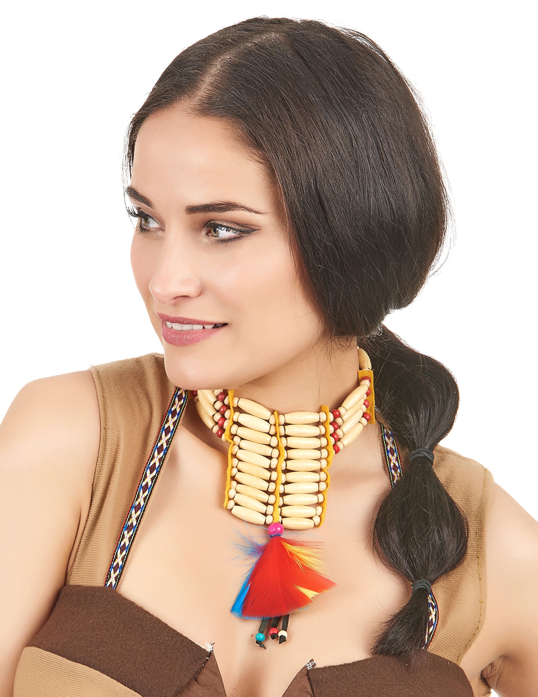Gros plan sur les perles et plumes du ras de cou indien à plumes
