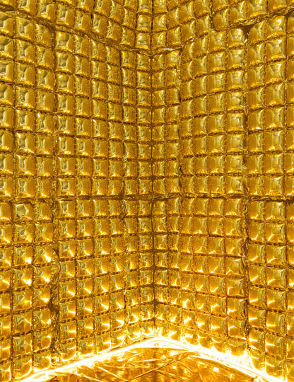 Détail de la texture du rideau de ballons pour fête doré