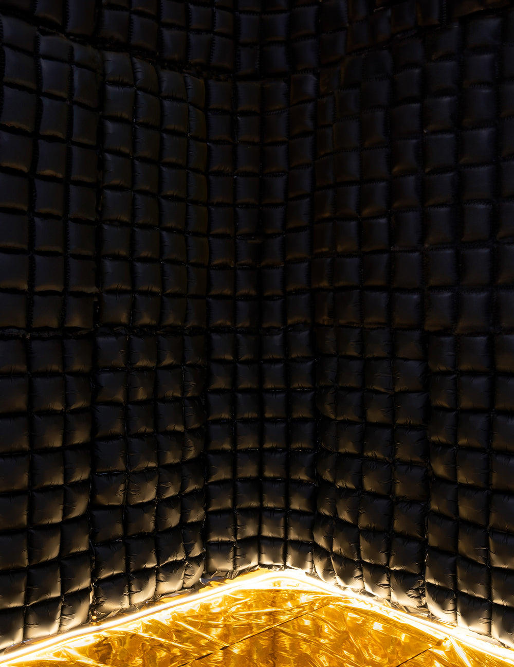 Gros plan sur la texture du rideau de ballons noir