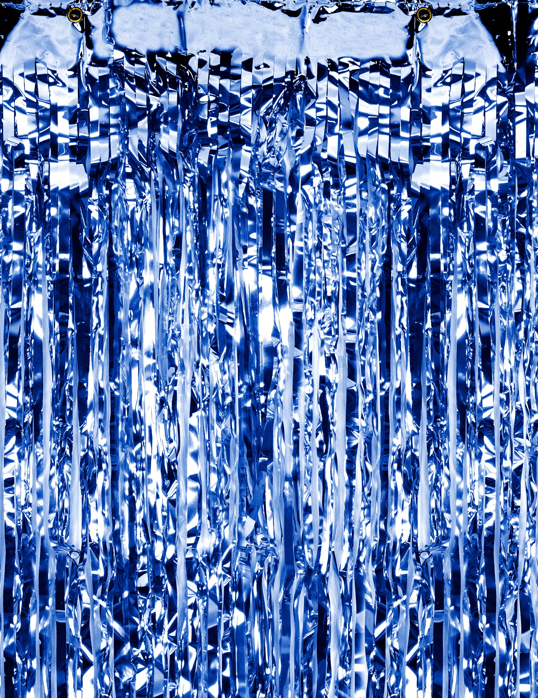 Détail des franges scintillantes du rideau de fils métallisé pour fête bleu nuit