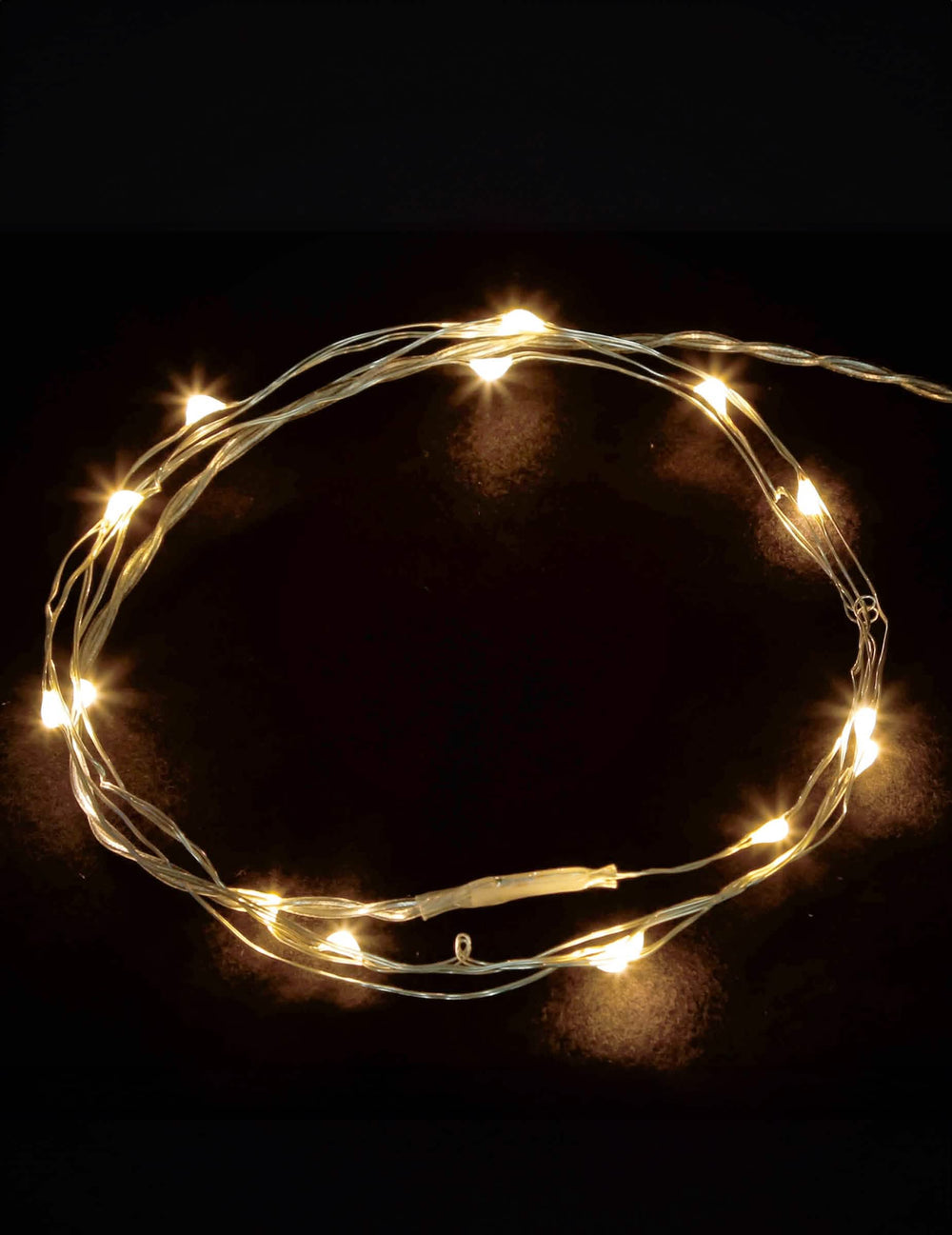 Detail zapnutých LED svetiel teplého bieleho svetelného závesu na vonkajšie použitie 90 LED 8 režimov