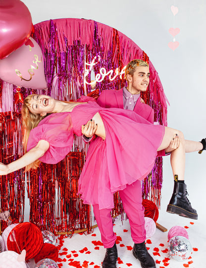 Trblietavý záves s fuchsiovými strapcami 1 x 2,5 m na dekoráciu