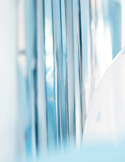 Détail des reflets du rideau scintillant à franges bleu métallisé