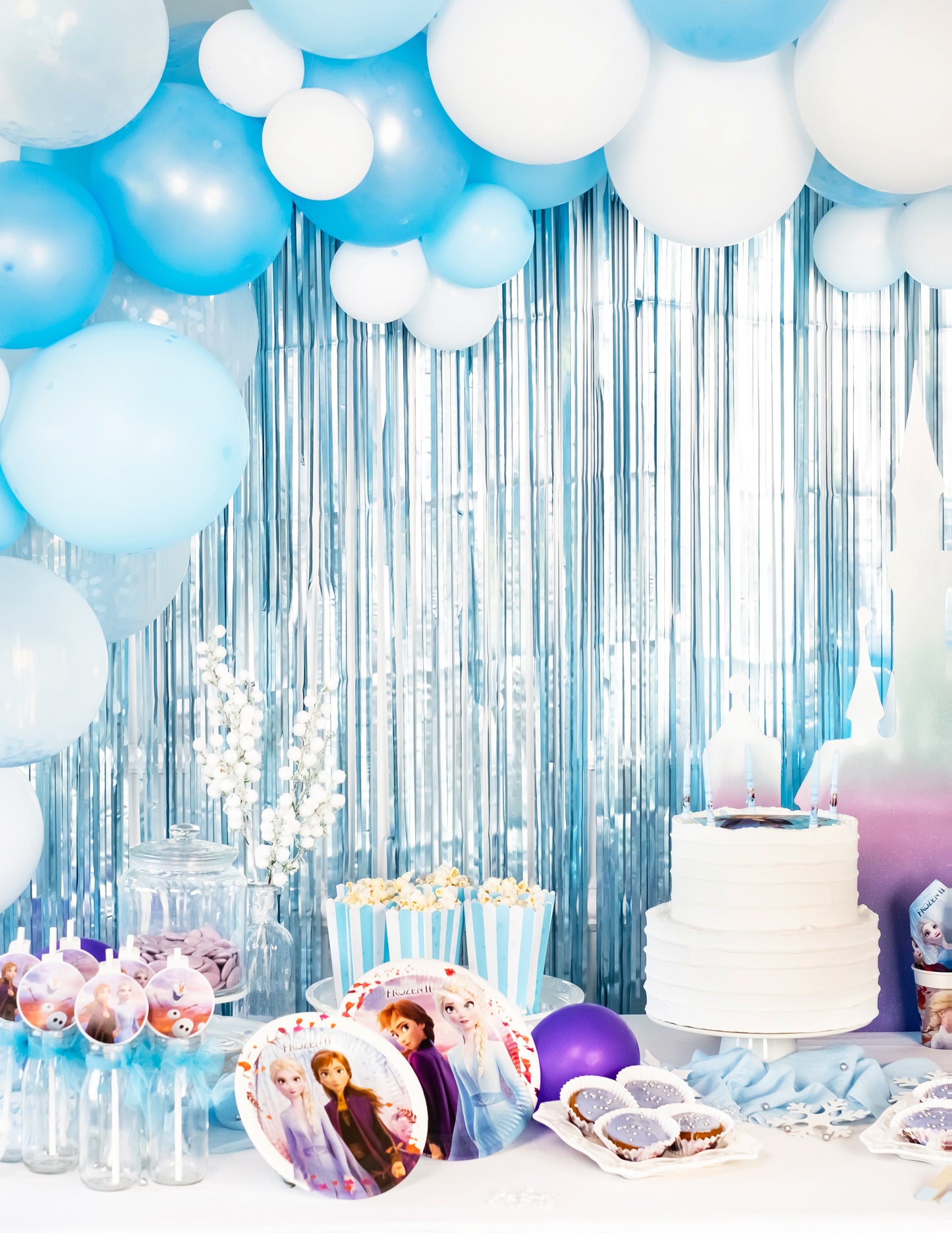 Arrière-plan de buffet d'anniversaire Reine des Neiges du rideau scintillant à franges bleu métallisé