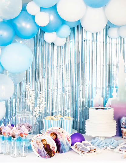 Arrière-plan de buffet d'anniversaire Reine des Neiges du rideau scintillant à franges bleu métallisé