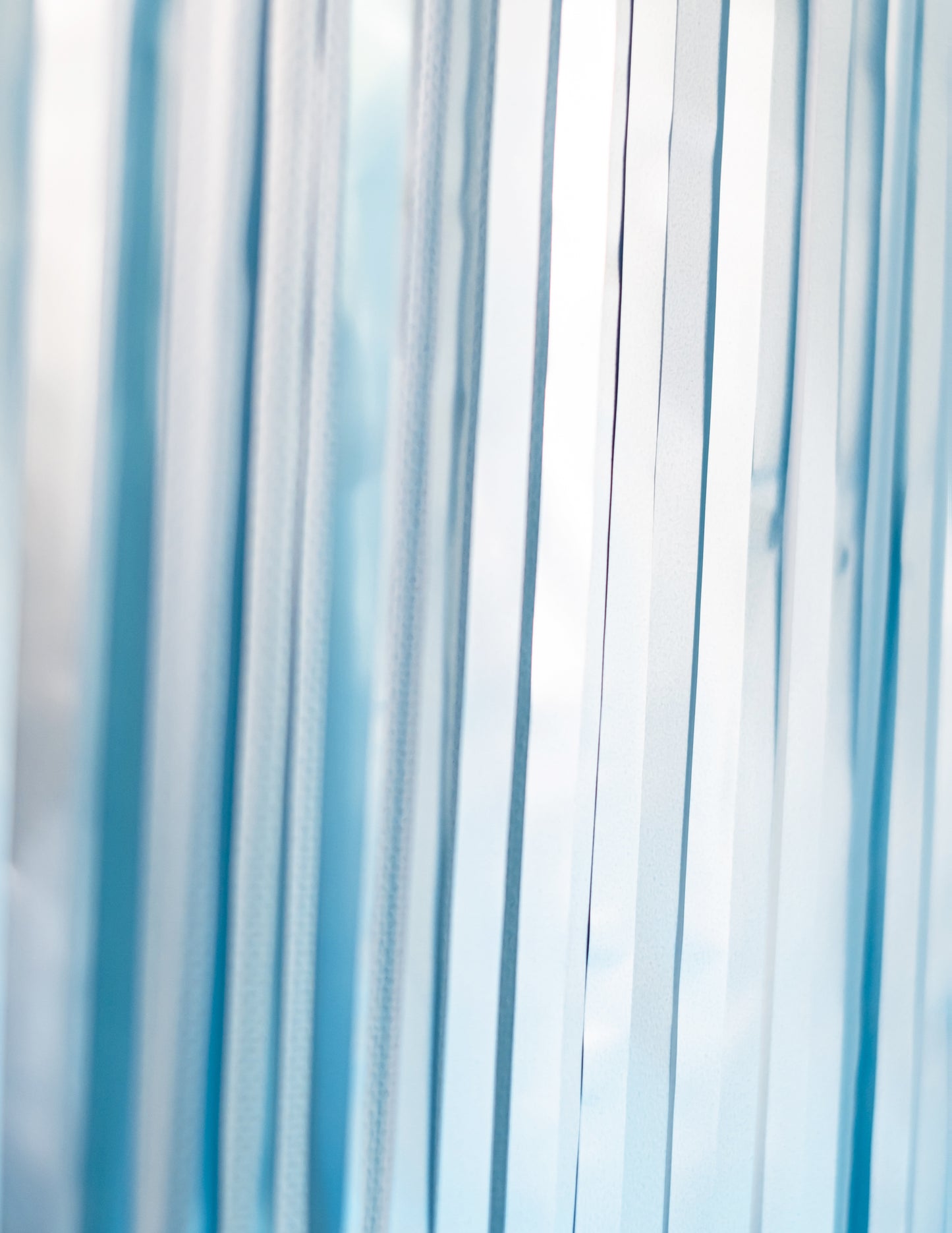 Gros plan sur les franges du rideau scintillant à franges bleu métallisé