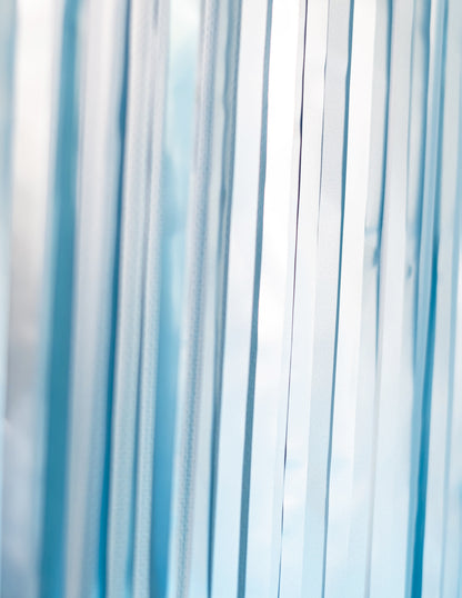 Gros plan sur les franges du rideau scintillant à franges bleu métallisé