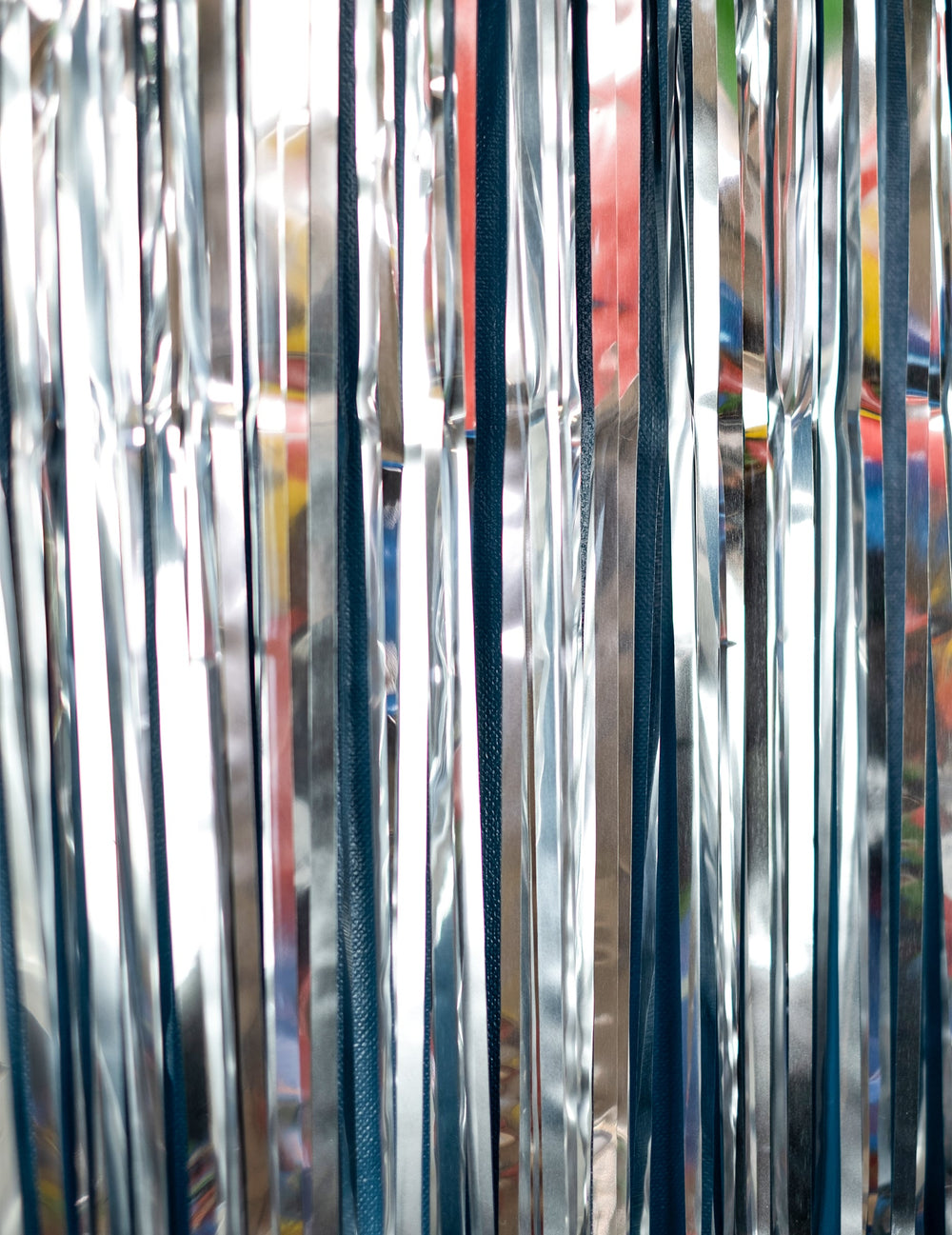 Gros plan sur les franges du rideau scintillant argent