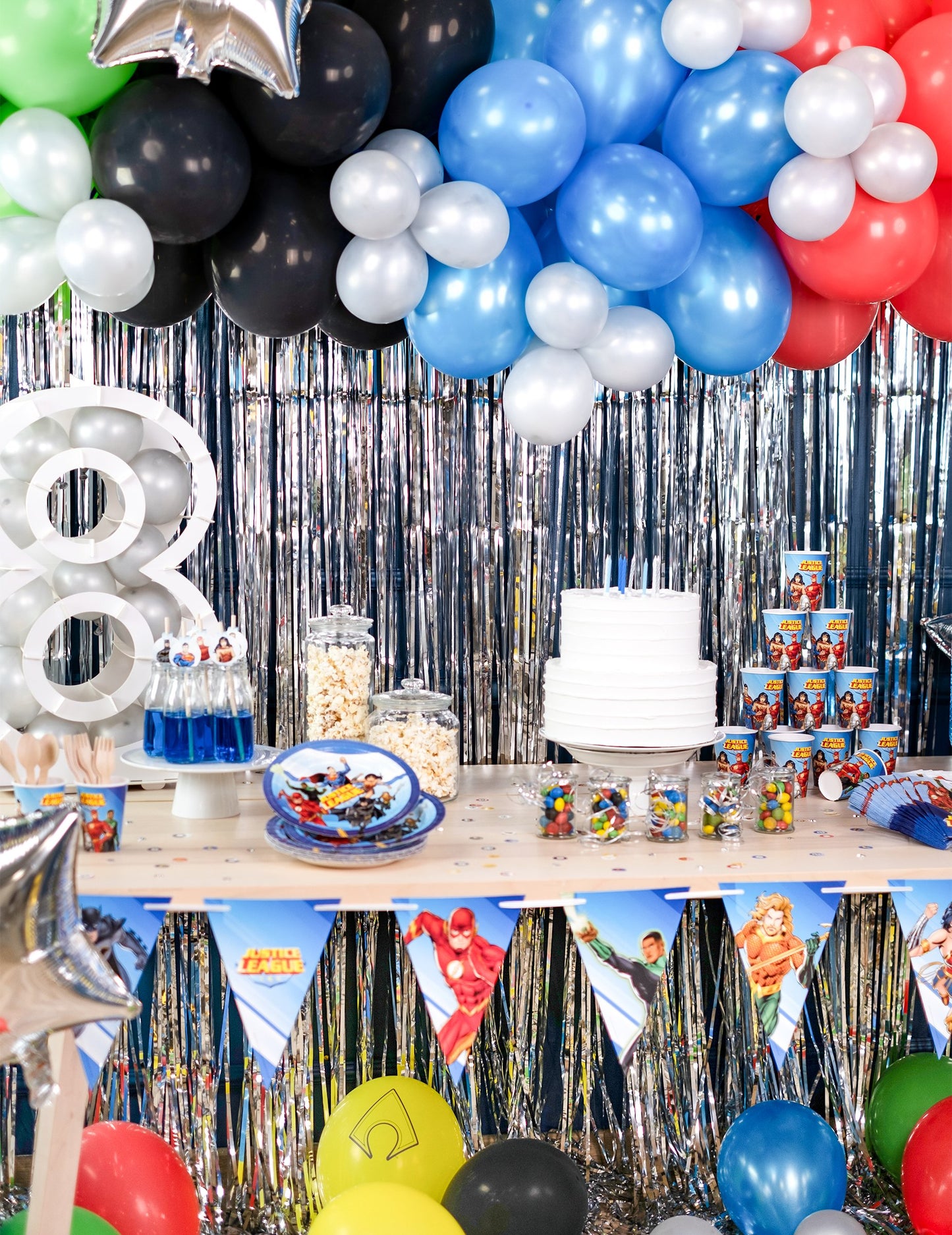 Prehľad dekorácie s trblietavou opanou na striebornú oslavu