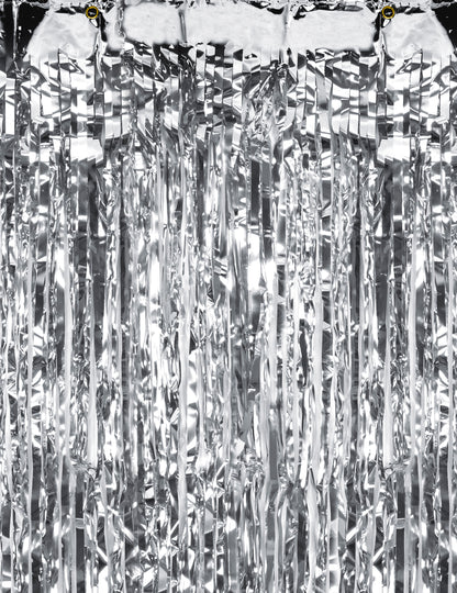 Detail na strapcoch trblietavej opany na striebornú oslavu