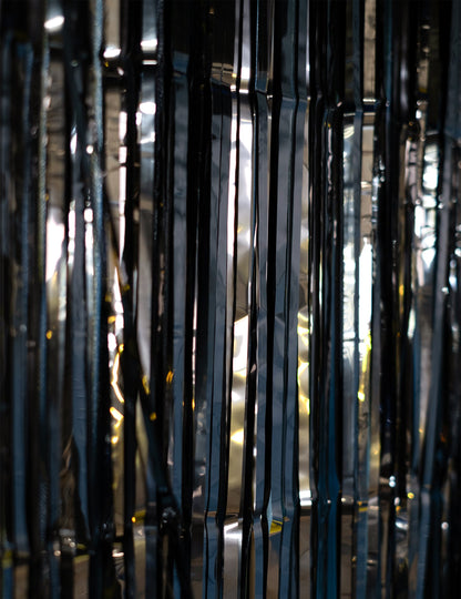 Détail des reflets sur les lamelles du rideau scintillant pour fête noir