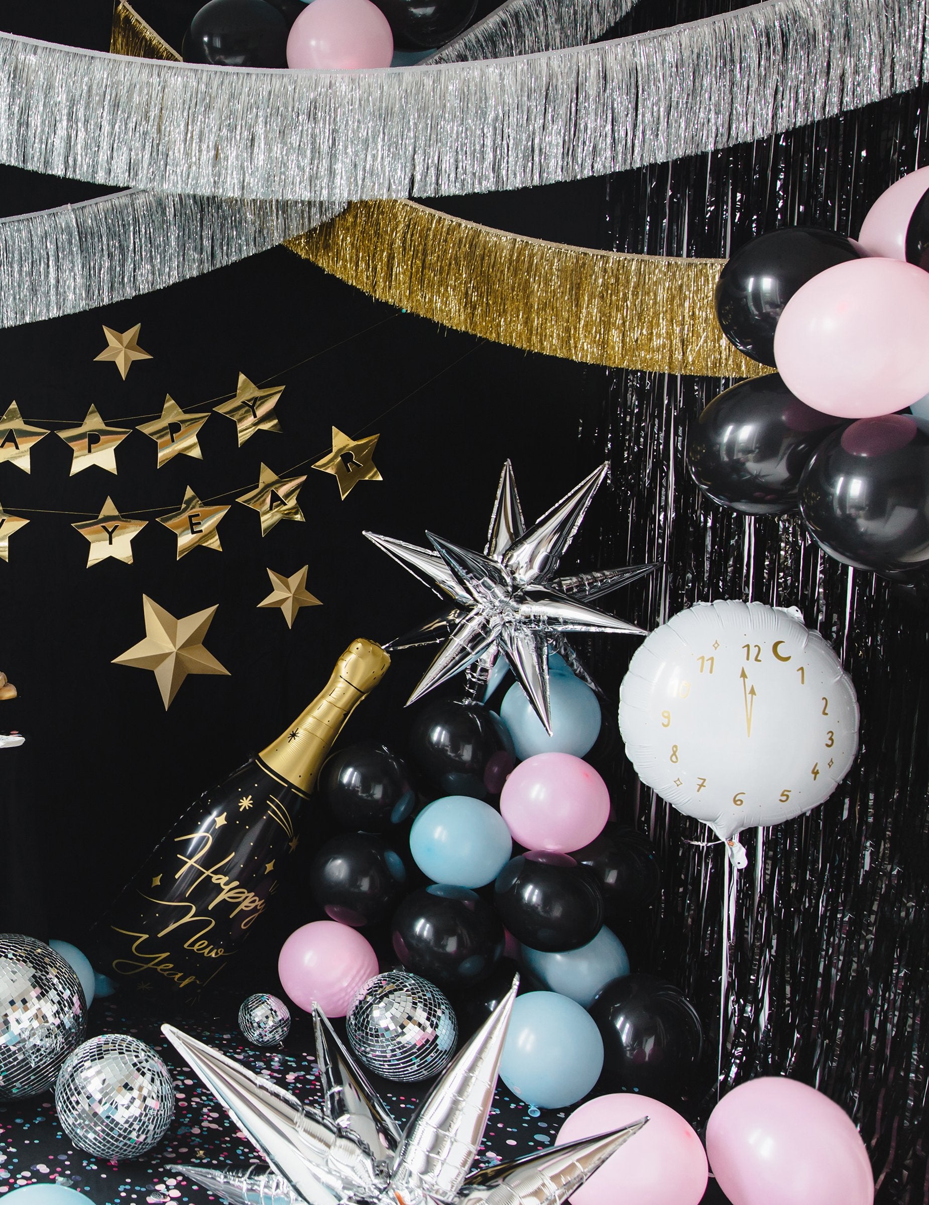 Ambiance festive du Nouvel An du rideau scintillant pour fête noir