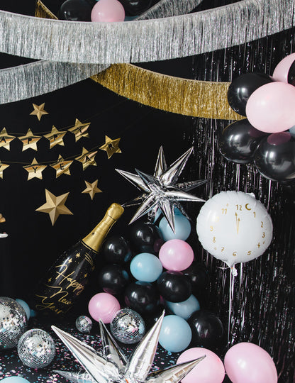 Ambiance festive du Nouvel An du rideau scintillant pour fête noir