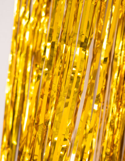 Detail zlatej a trblietavej textúry trblietavého závesu na oslavu