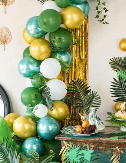 Scéna s bufetom a balónmi trblietavého závesu na oslavu zlaté farby