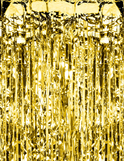 Detail na zlaté třásně trblietavého závesu na oslavu