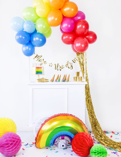 Scéna s trblietavým závesom na oslavu zlaté farby s třásňami