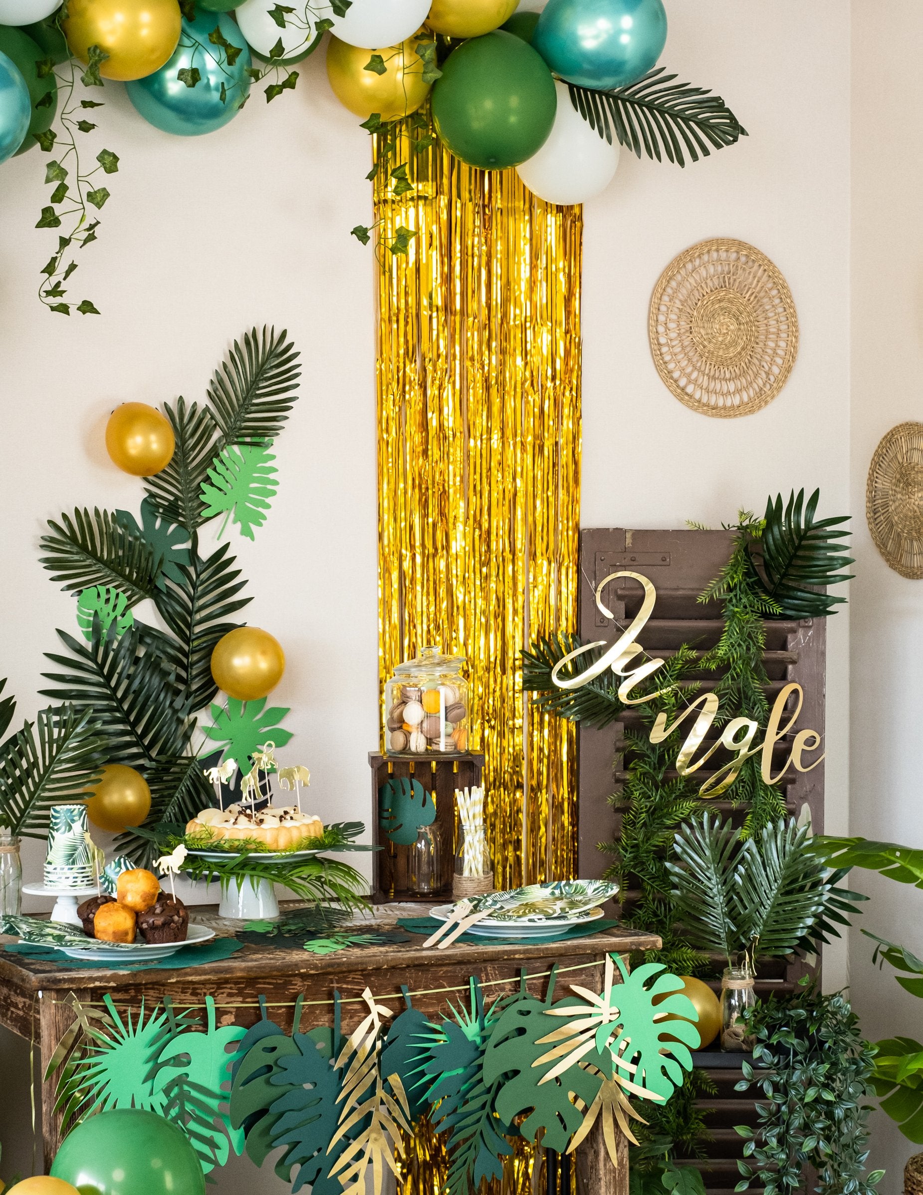 Scéna s džunglovou tématikou trblietavého závesu na oslavu zlaté farby