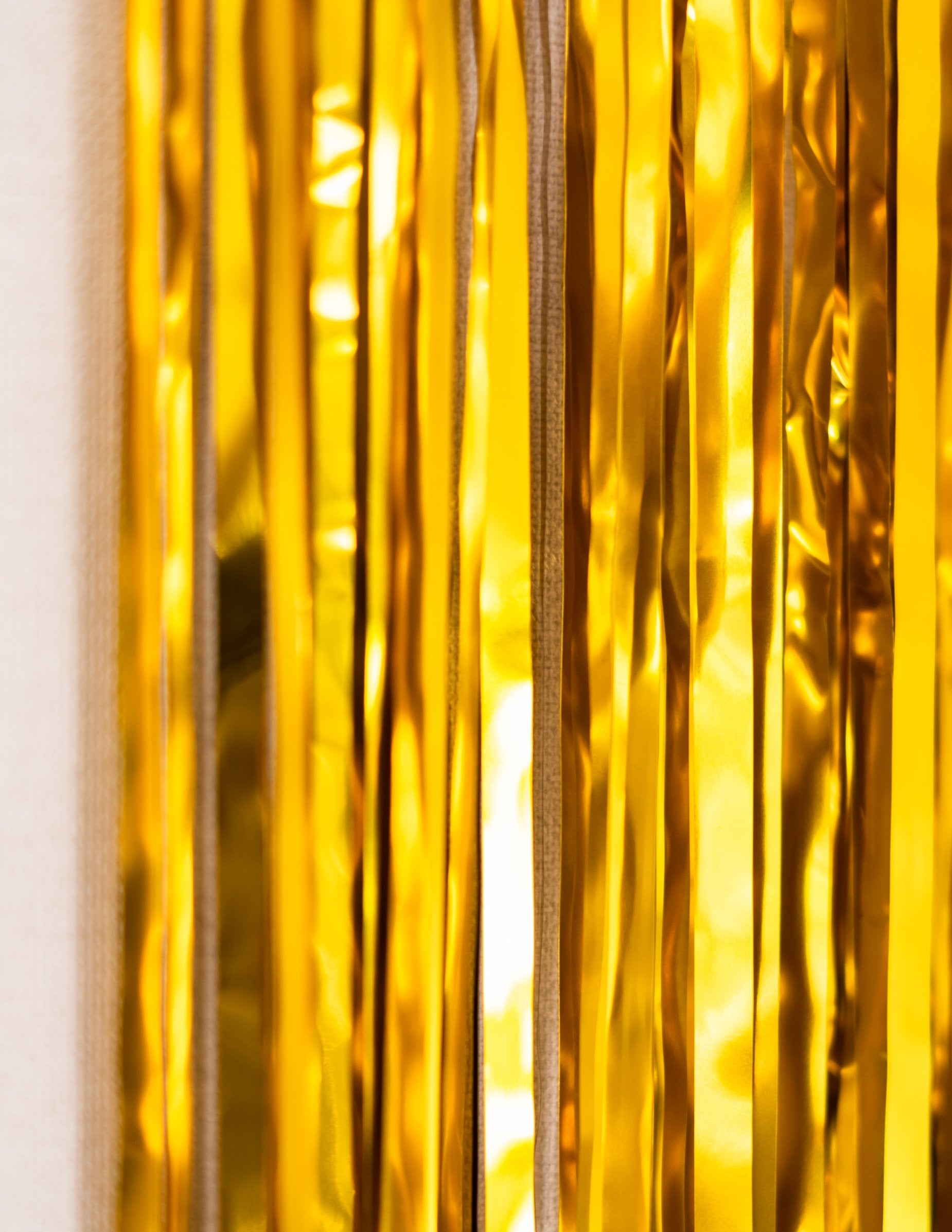 Detail lesku třásní trblietavého závesu na oslavu