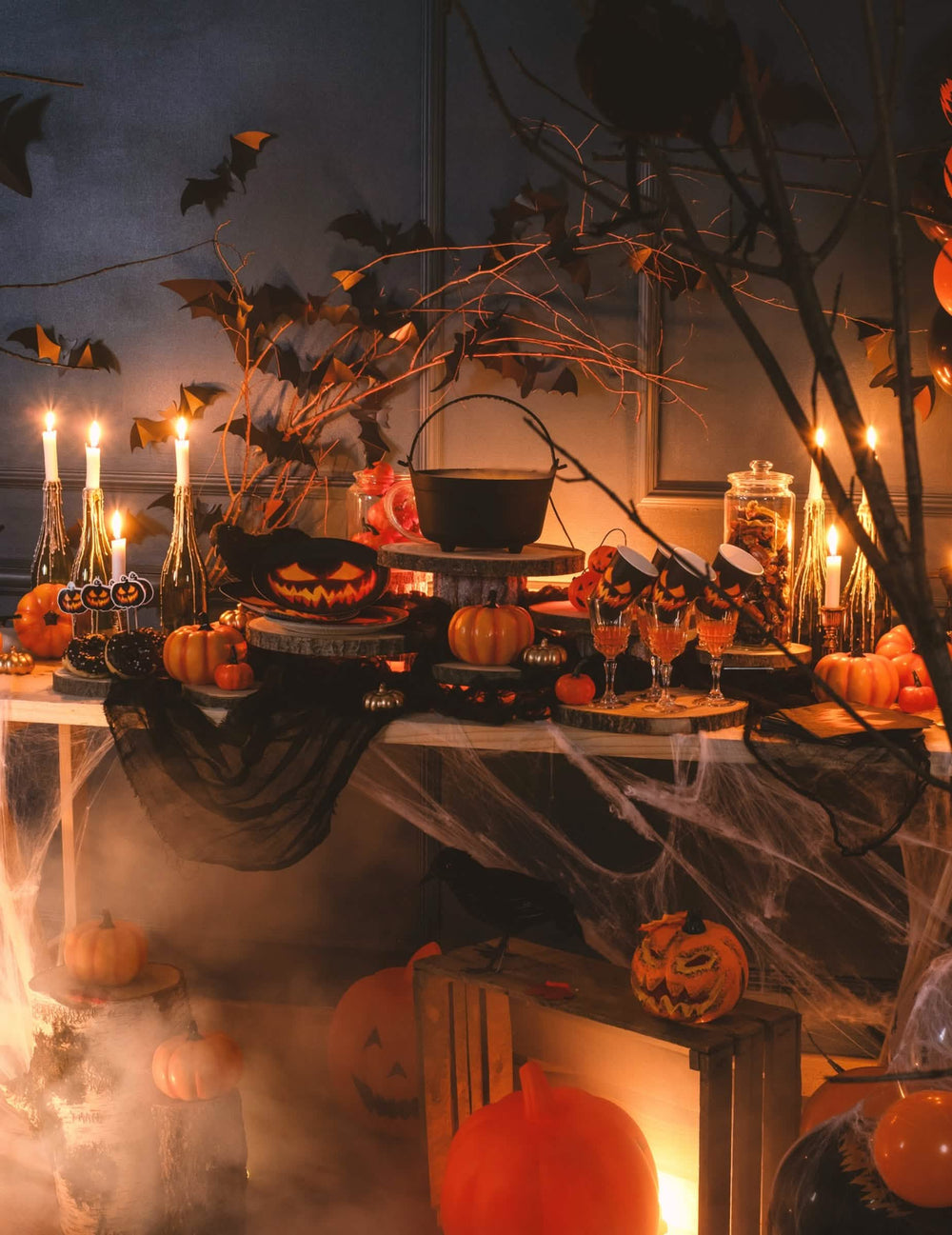 Navodenie halloweenskej atmosféry s prírodným dreveným polenom na dekoráciu