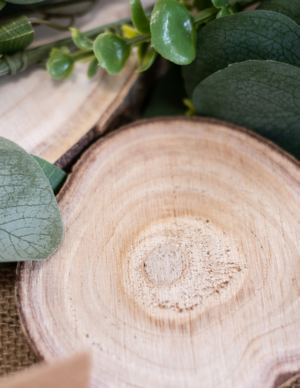 Gros plan sur la texture du rondin de bois naturel pour décoration de mariage