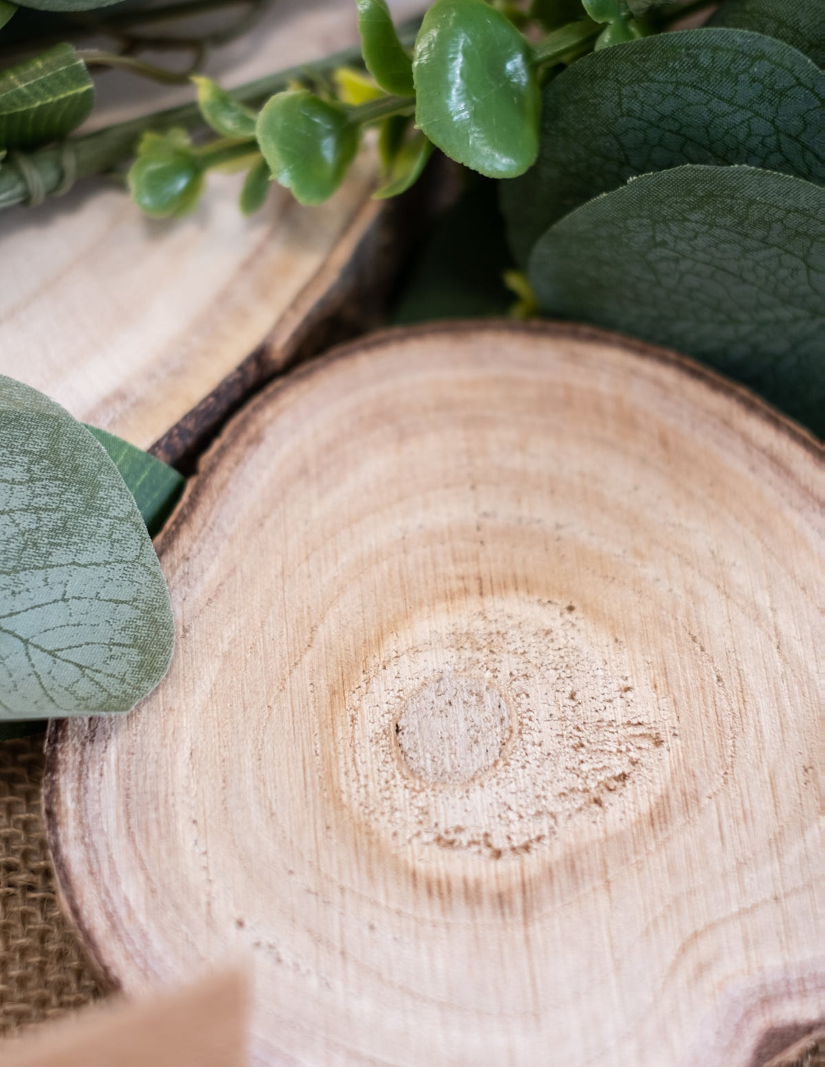 Gros plan sur la texture du rondin de bois naturel pour décoration de mariage