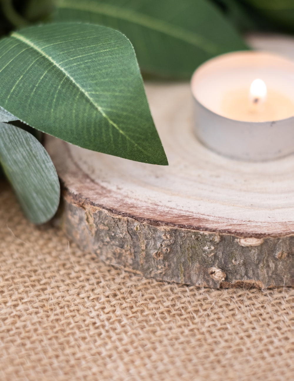 Détail de la bougie sur le rondin de bois naturel pour décoration de mariage
