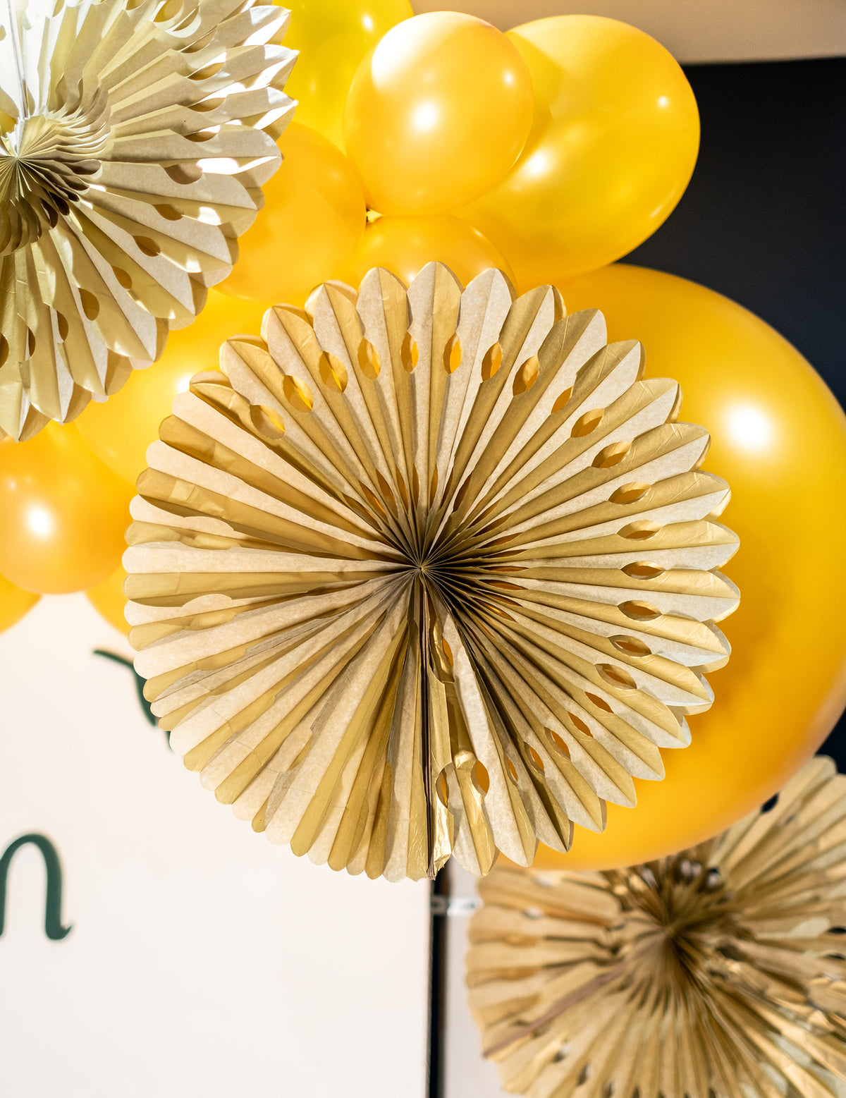 Gros plan de la rosace en papier éventail décoratif pour fête dorée à suspendre