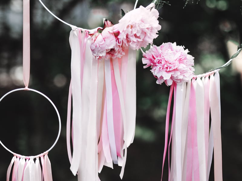 Pans de ruban suspendus avec des fleurs du ruban satin mariage