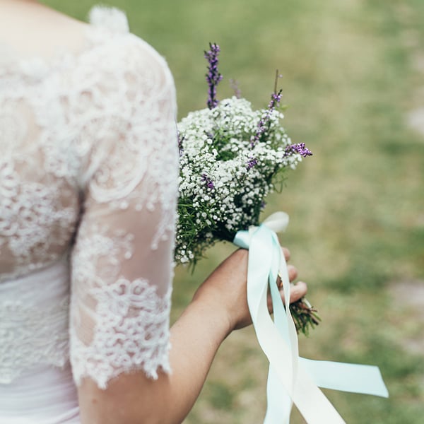 Détail du ruban noué sur un bouquet de fleurs du ruban satin mariage