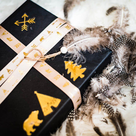 saténová stuha s motívom indického lesa taupe posiata zlatom 1,9 cm x 10 m vzory týpí a medveďov